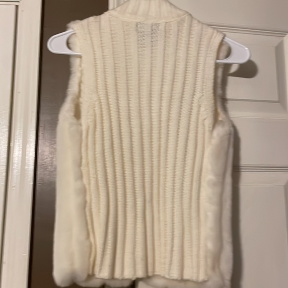 Creamy white fur zippered sweater vest - Picture 2 of 3